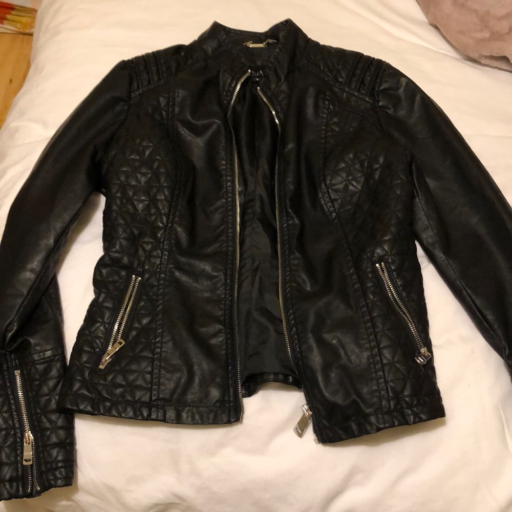 Black faux leather jacket quilted details zippers